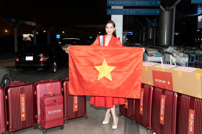 Đỗ Thị Hà chiêu đãi bạn cùng phòng tại Miss World bằng bánh tráng trộn