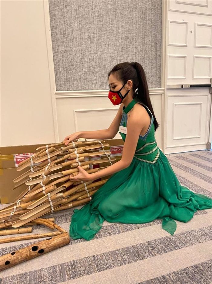 Đỗ Thị Hà chiêu đãi bạn cùng phòng tại Miss World bằng bánh tráng trộn