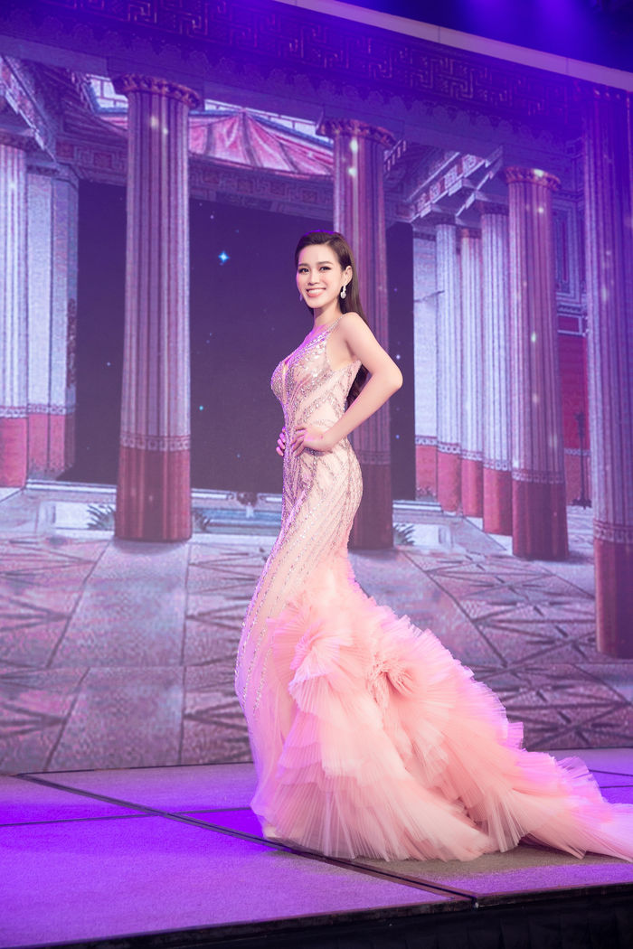 Đỗ Thị Hà giới thiệu váy dạ hội chính thức tại Miss World
