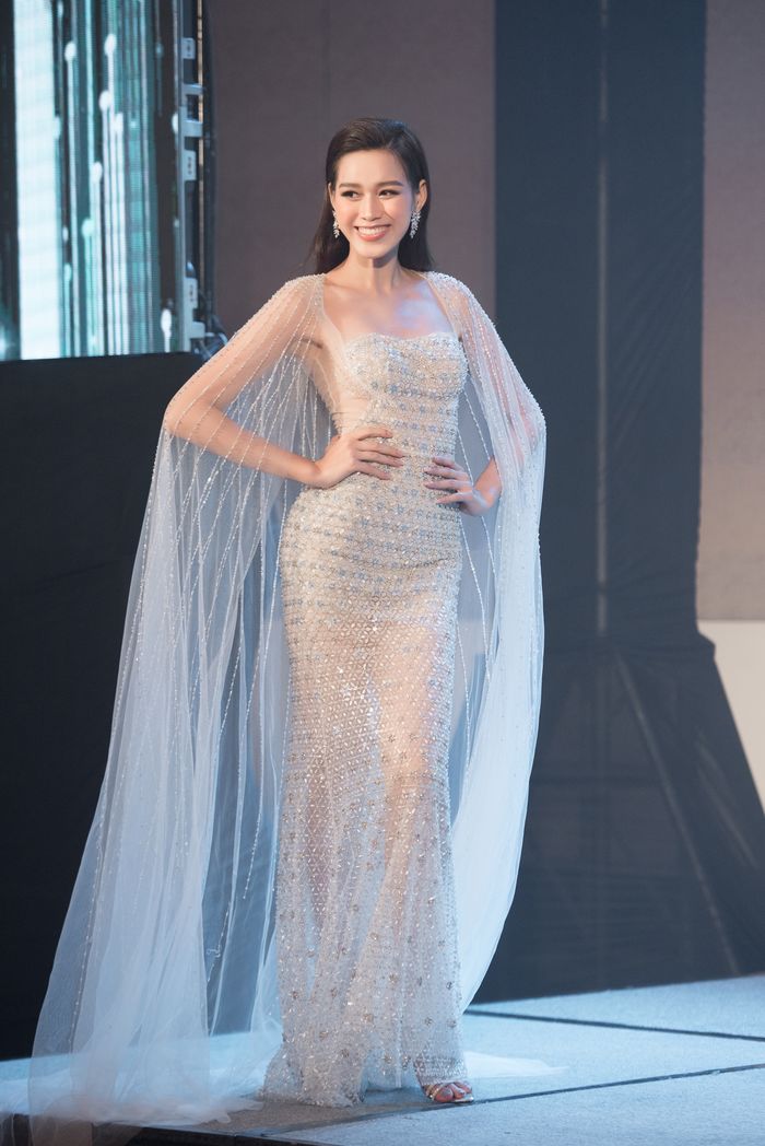 Đỗ Thị Hà giới thiệu váy dạ hội chính thức tại Miss World