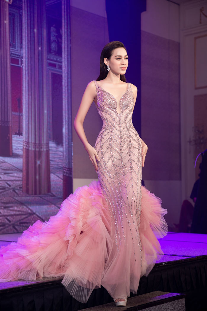 Đỗ Thị Hà giới thiệu váy dạ hội chính thức tại Miss World