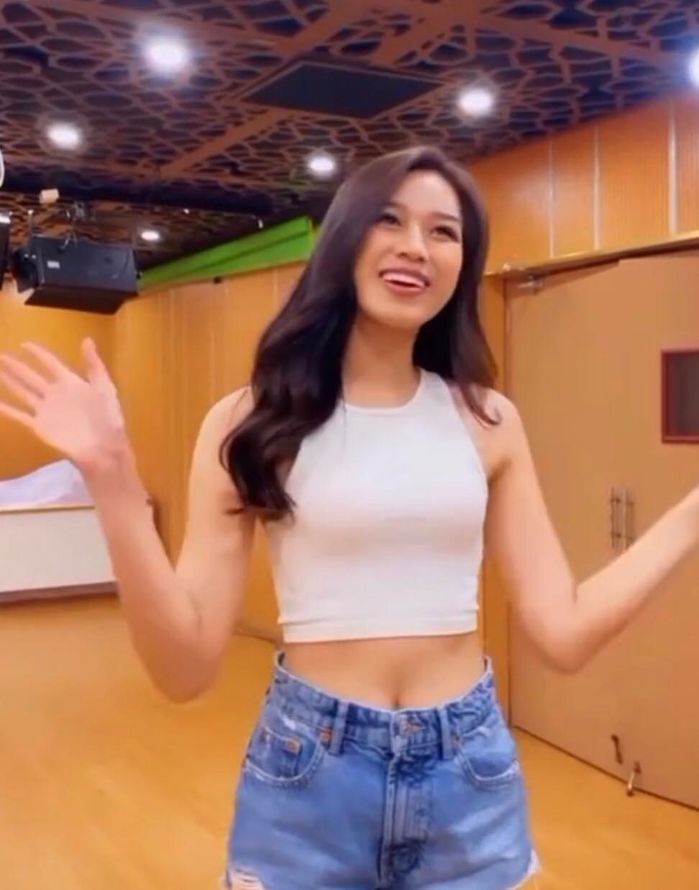 Đỗ Thị Hà khoe chân 1m11, bắn tiếng Anh siêu đỉnh trước ngày đi thi
