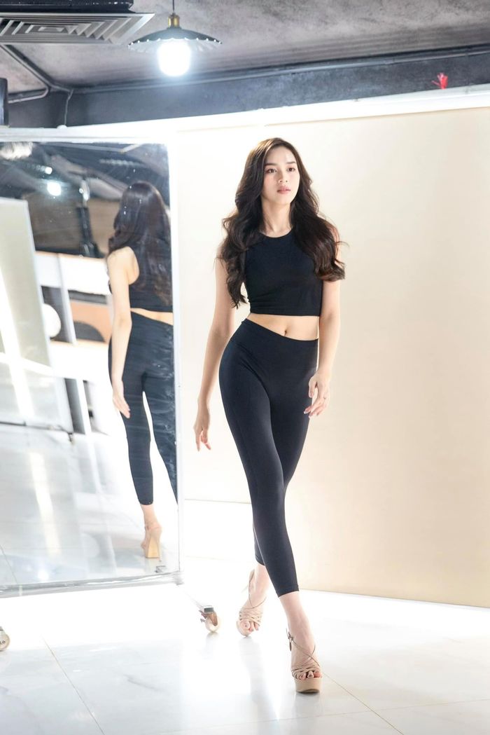 Đỗ Thị Hà khoe chân 1m11, bắn tiếng Anh siêu đỉnh trước ngày đi thi
