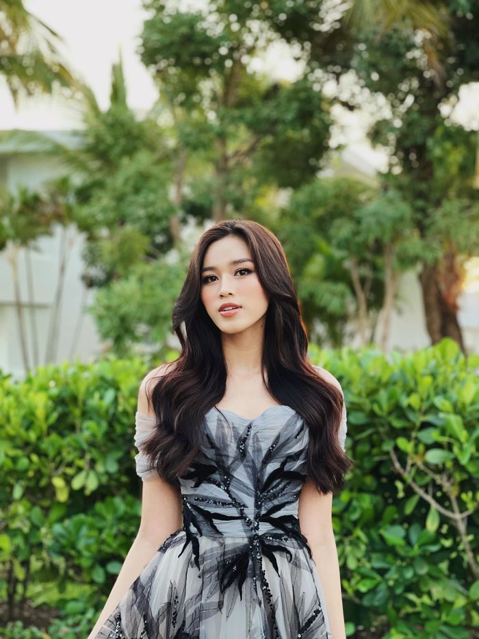 Đỗ Thị Hà không khéo thành thợ trang điểm, làm tóc sau Miss World