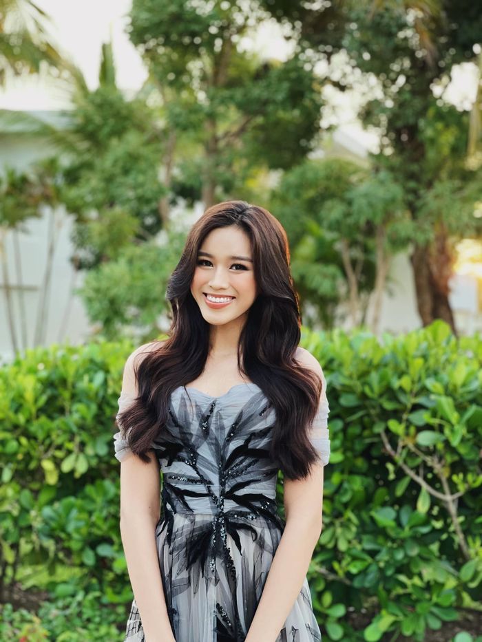 Đỗ Thị Hà không khéo thành thợ trang điểm, làm tóc sau Miss World