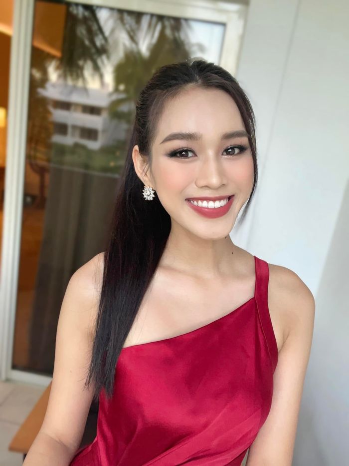 Đỗ Thị Hà không khéo thành thợ trang điểm, làm tóc sau Miss World