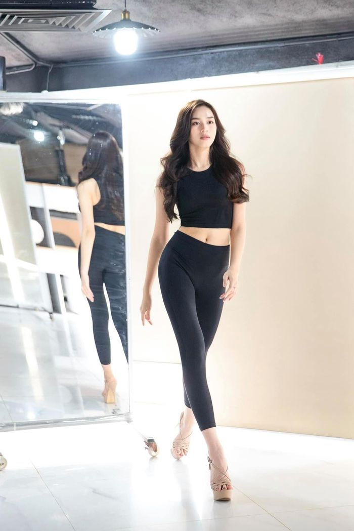 Đỗ Thị Hà tử tế xếp hàng chờ lên thảm đỏ và cúi đầu chào Thủy Tiên