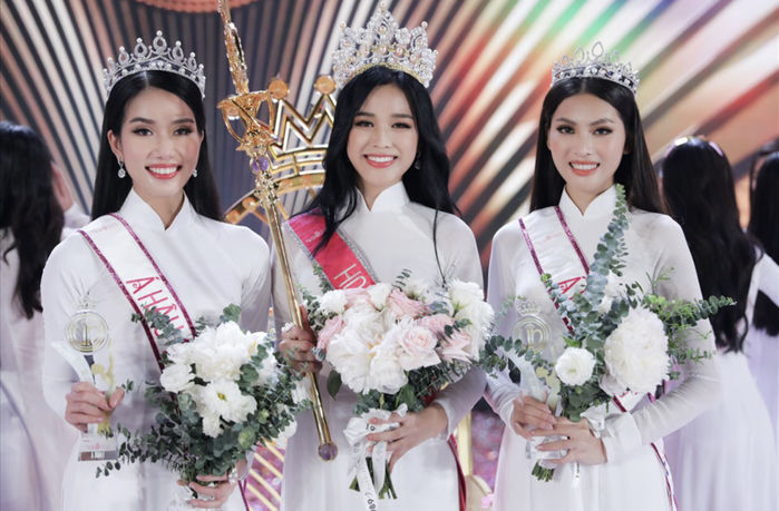 Đỗ Thị Hà tử tế xếp hàng chờ lên thảm đỏ và cúi đầu chào Thủy Tiên