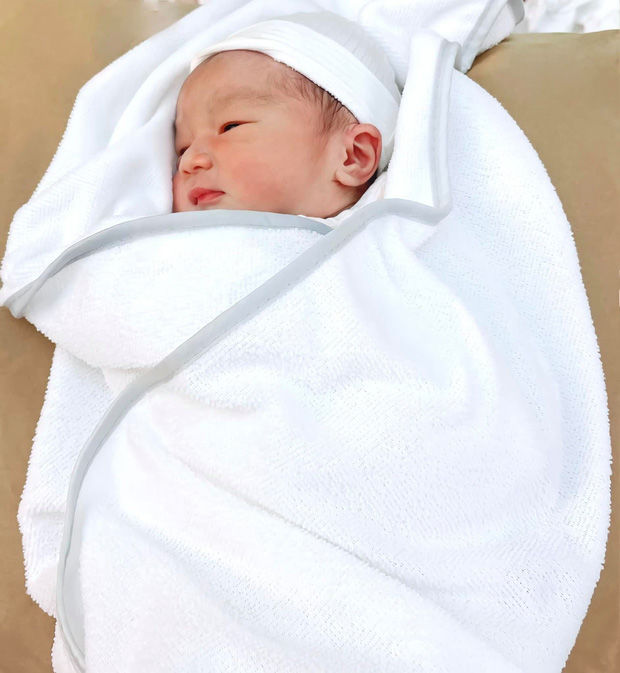 2 bà bầu Bảo Thy, Đông Nhi số hưởng được chồng tẩm bổ món ngón