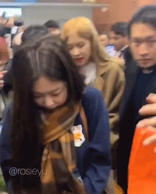 Fan cuồng - nỗi ám ảnh của idol Kpop: BLACKPINK méo mặt vì bị xô đẩy