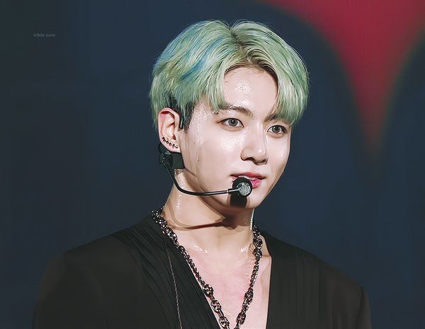 Fan hóa sao Kpop nổi như cồn: Jungkook mê Big Bang, Jane là fangirl
