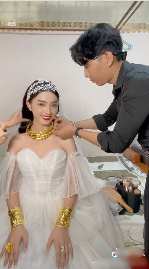 Cô dâu được tặng 30 cây 'đeo trĩu cổ' khiến ai cũng ngạc nhiên Cô dâu được tặng 30 cây 'đeo trĩu cổ' khiến ai cũng ngạc nhiên