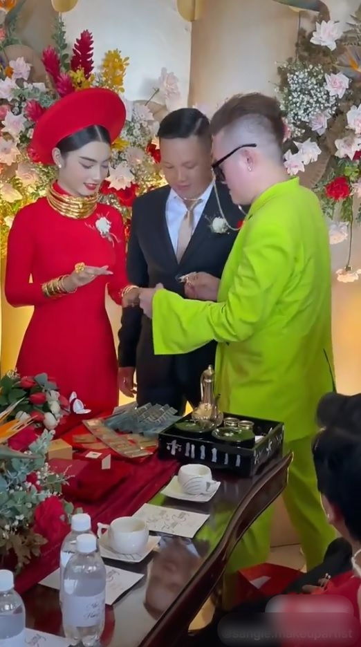 Cô dâu được tặng 30 cây đeo trĩu cổ khiến ai cũng ngạc nhiên
