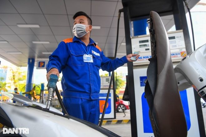 Giá xăng và dầu giảm mạnh, dân tình: Chắc lại tăng lên mấy hồi