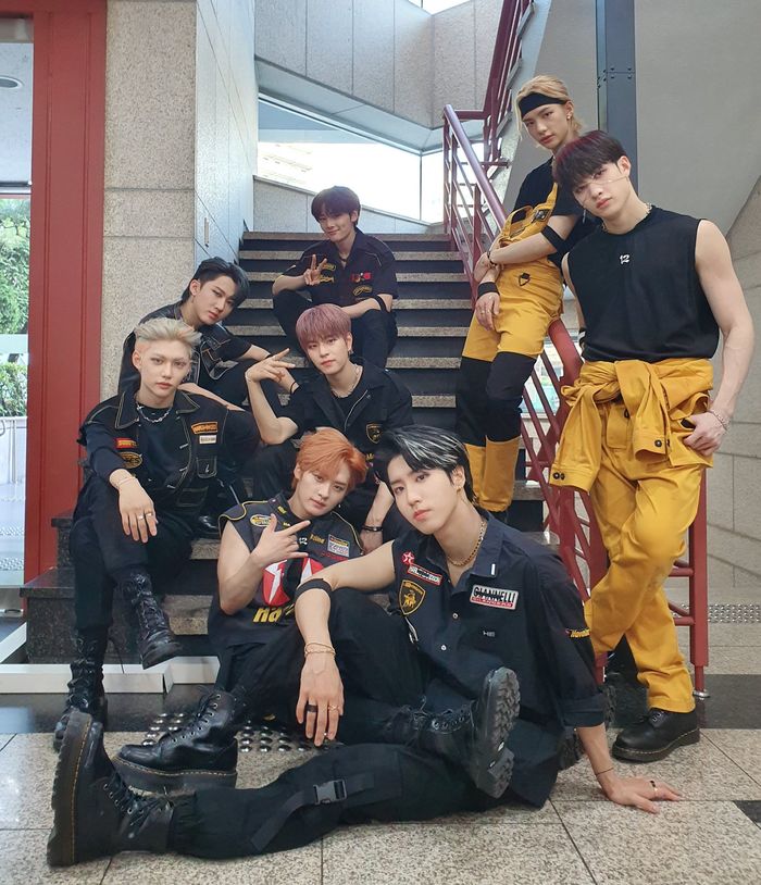 Góc sống ảo xịn sò của idol: Cầu thang huyền thoại của đài SBS và KBS