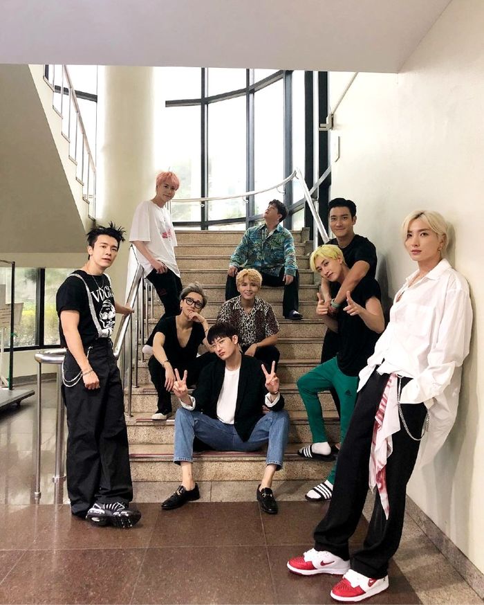 Góc sống ảo xịn sò của idol: Cầu thang huyền thoại của đài SBS và KBS