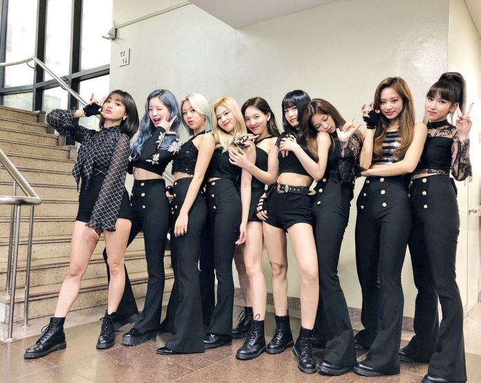 Góc sống ảo xịn sò của idol: Cầu thang huyền thoại của đài SBS và KBS
