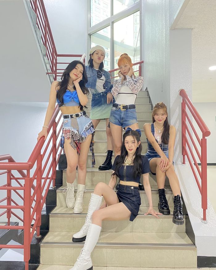 Góc sống ảo xịn sò của idol: Cầu thang huyền thoại của đài SBS và KBS