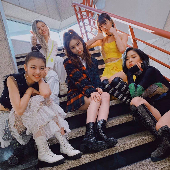 Góc sống ảo xịn sò của idol: Cầu thang huyền thoại của đài SBS và KBS
