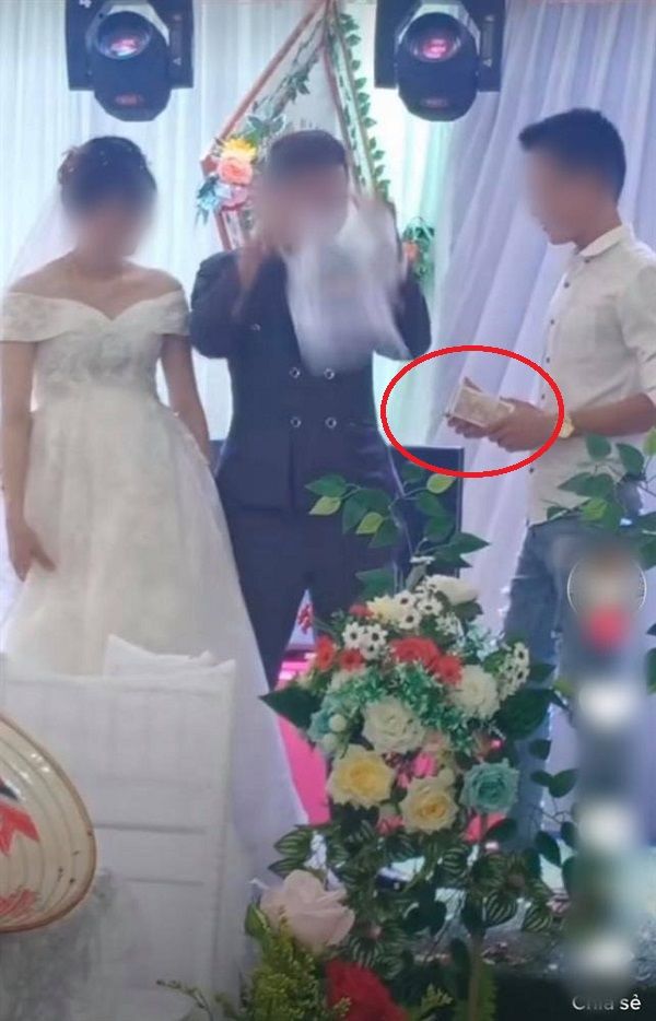Gửi 500k mừng cưới mà bị ém lại 300k, anh nhân viên viết mail đòi tiền