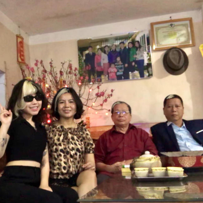 Gia đình 3 thế hệ nhuộm tóc chất chơi y chang nhau