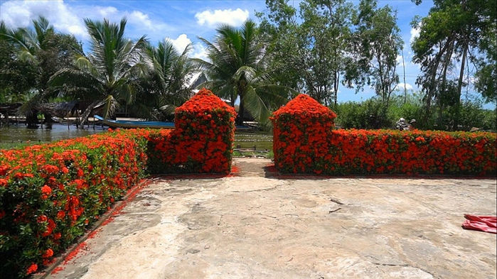 Hàng rào bằng gạch xưa rồi: Giờ còn làm từ vỏ điện thoại đến cánh cửa