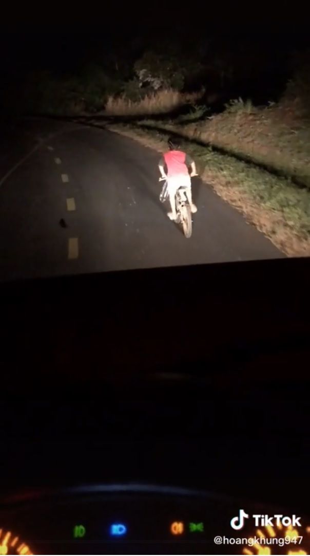 Tài xế soi đèn suốt cả đoạn đường tối hẻo lánh cho cậu bé về nhà