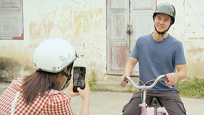 Hậu trường Phố Trong Làng: cô bán quạt say mê chơi cùng xe đạp hồng