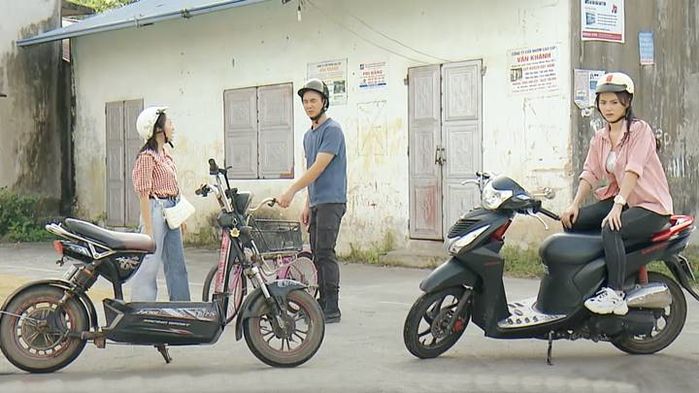 Hậu trường Phố Trong Làng: cô bán quạt say mê chơi cùng xe đạp hồng