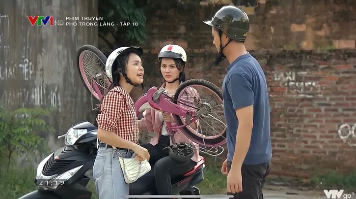 Hậu trường Phố Trong Làng: cô bán quạt say mê chơi cùng xe đạp hồng