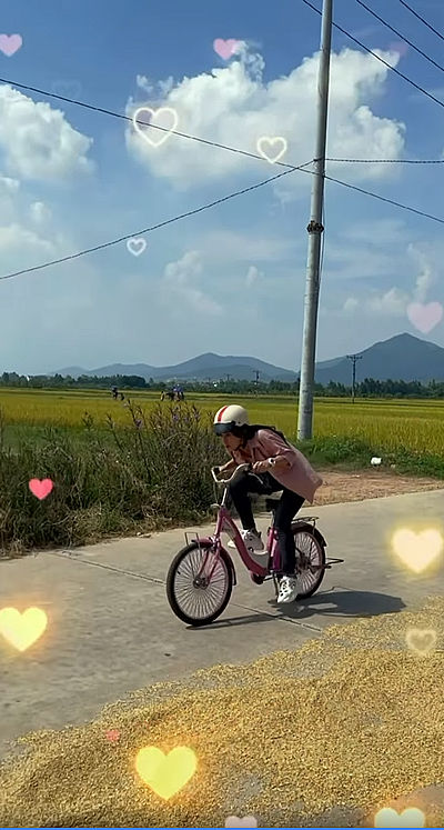 Hậu trường Phố Trong Làng: cô bán quạt say mê chơi cùng xe đạp hồng