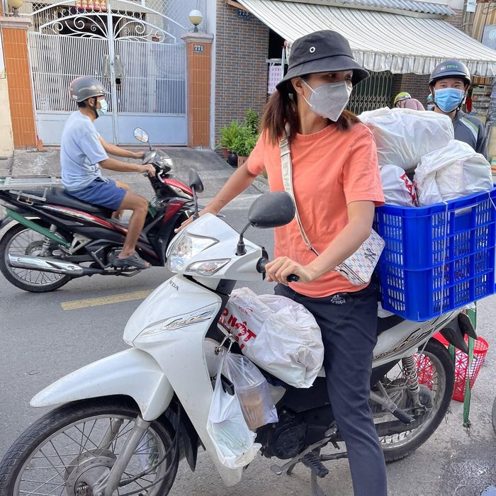 H'Hen Niê lau dọn sàn trước buổi quay: mấy ai làm được như chị