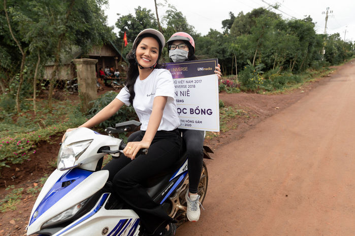 H'Hen Niê - nàng Hậu thích đi xe máy: làm shipper cũng phải ngầu
