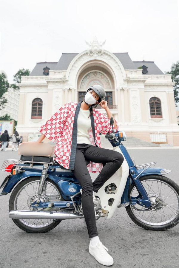 H'Hen Niê - nàng Hậu thích đi xe máy: làm shipper cũng phải ngầu