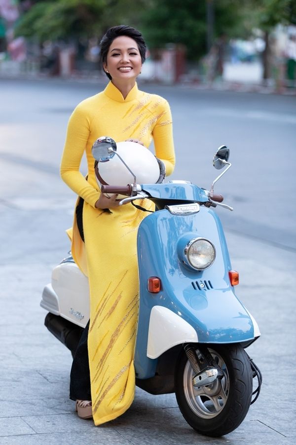H'Hen Niê - nàng Hậu thích đi xe máy: làm shipper cũng phải ngầu