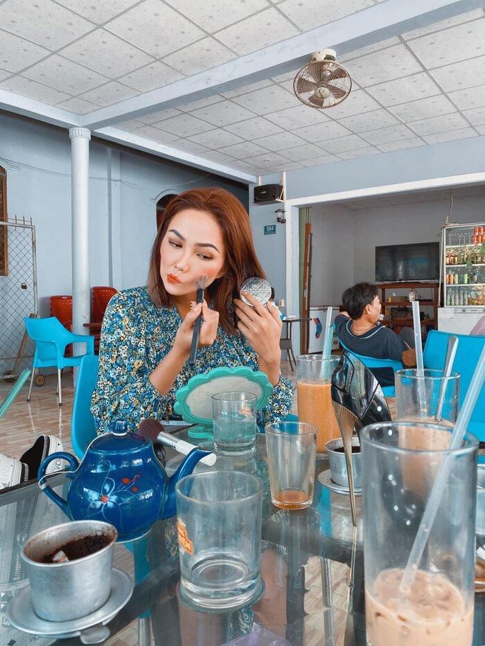 H'Hen Niê tự cạo chân mày bằng lưỡi lam: nhìn thót tim giùm!