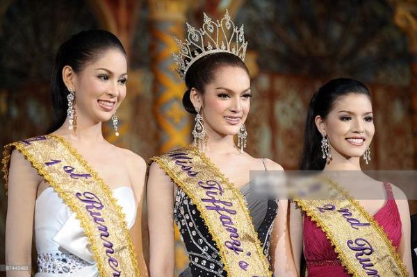 Hoa hậu Chuyển giới Thái Lan trở lại làm đàn ông để đi tu