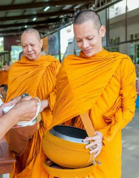 Hoa hậu Chuyển giới Thái Lan trở lại làm đàn ông để đi tu
