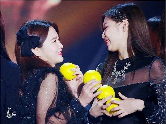 Hội bạn thân chất lượng của Jennie: Chính chủ còn đăng ảnh 1 idol nam