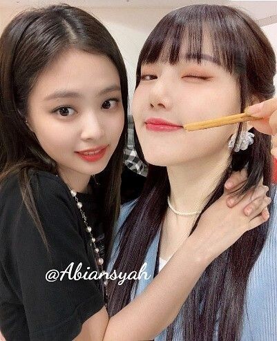 Hội bạn thân chất lượng của Jennie: Chính chủ còn đăng ảnh 1 idol nam