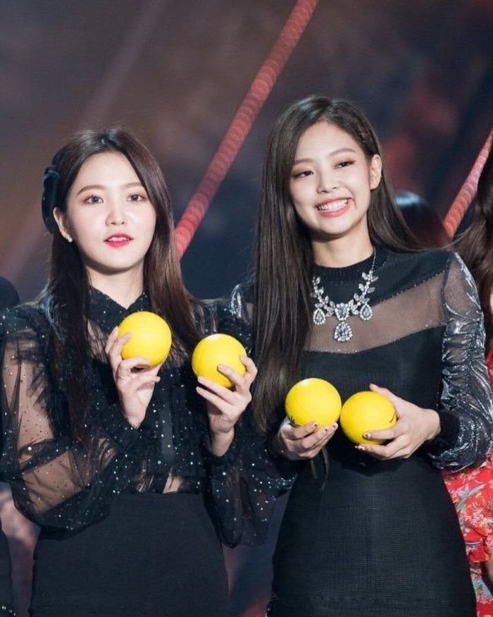 Hội bạn thân chất lượng của Jennie: Chính chủ còn đăng ảnh 1 idol nam