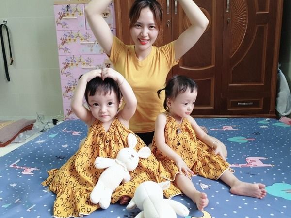 Cặp song sinh phẫu thuật tách trời hơn 1 năm trước giờ vẫn khỏe mạnh