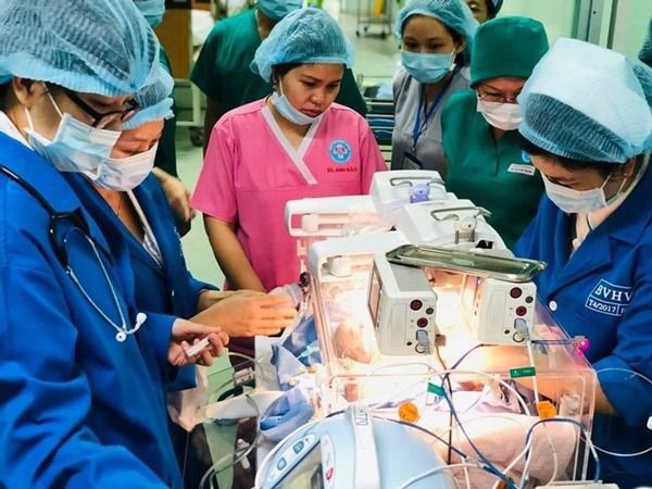 Cặp song sinh phẫu thuật tách trời hơn 1 năm trước giờ vẫn khỏe mạnh