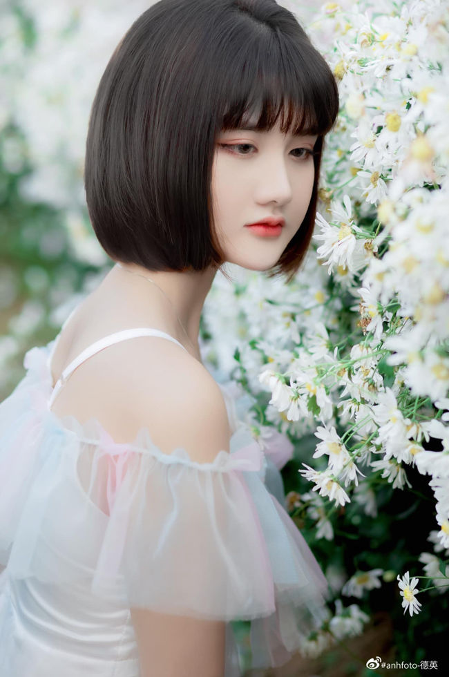 Sau 2 năm nổi tiếng, hot girl xe ôm công nghệ chuộng style kiệm vải
