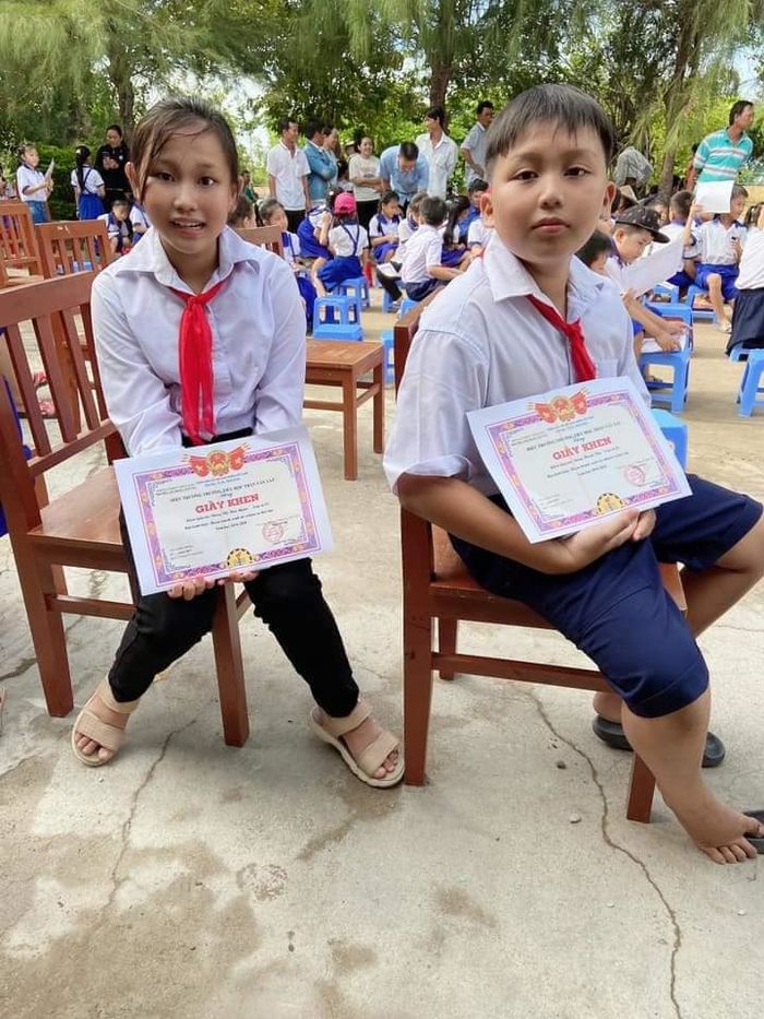 Hai anh em song sinh cưới hai cô gái cũng sinh đôi gây chú ý