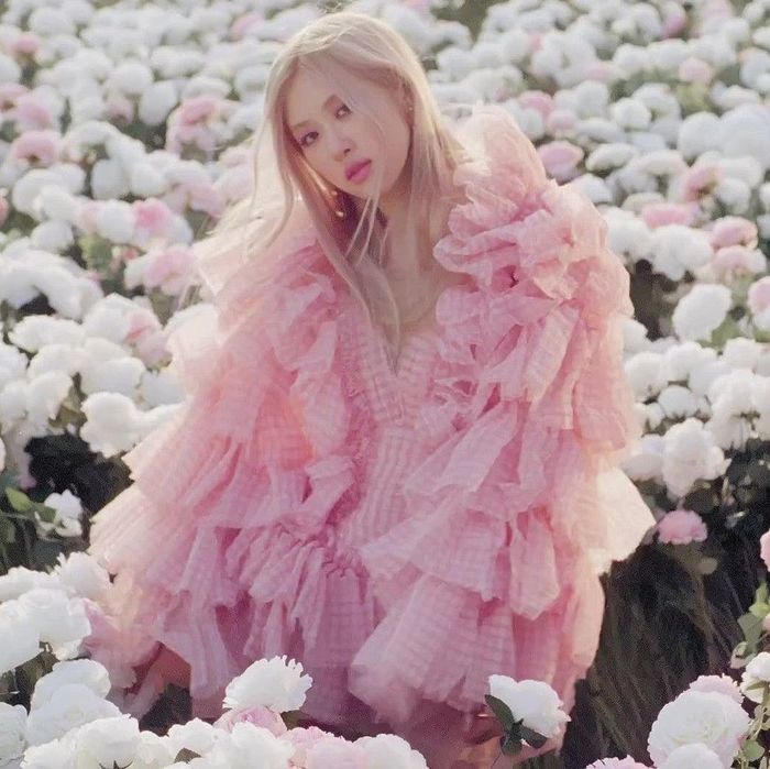 Idol Kpop diện outfit hồng: Chẳng những không sến mà còn sang xịn mịn