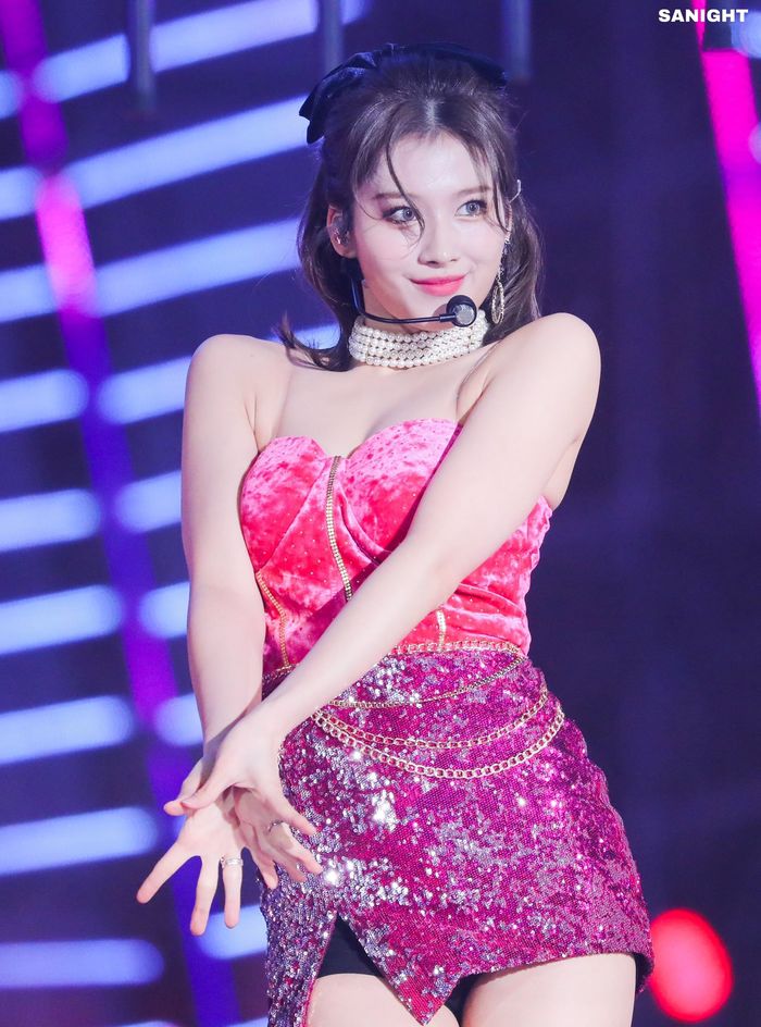 Idol Kpop diện outfit hồng: Chẳng những không sến mà còn sang xịn mịn
