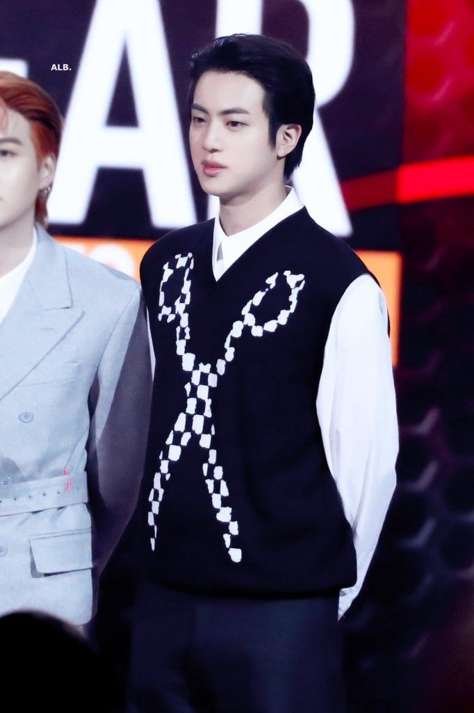 10 Idol Kpop sở hữu khuôn mặt quả trứng để kiểu tóc nào cũng đẹp