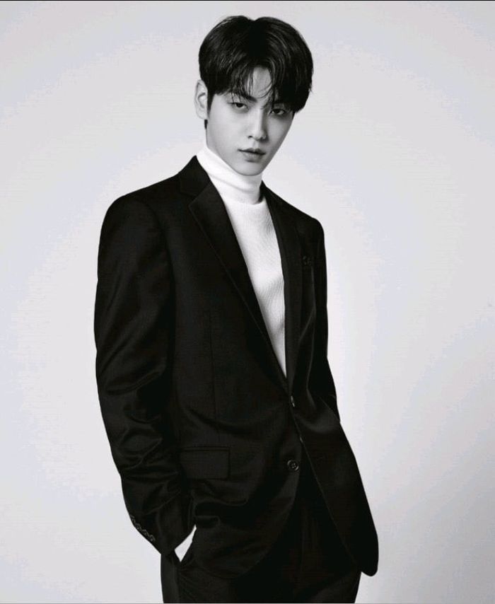 10 Idol Kpop sở hữu khuôn mặt quả trứng để kiểu tóc nào cũng đẹp