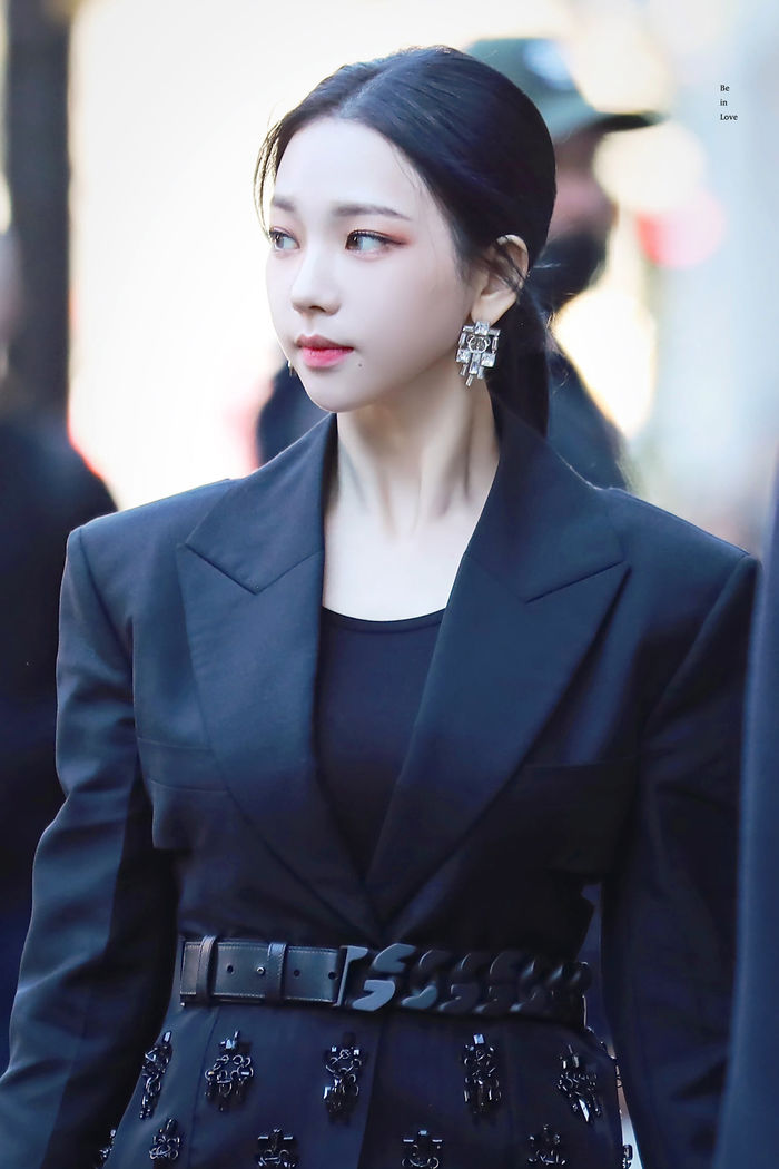 10 Idol Kpop sở hữu khuôn mặt quả trứng để kiểu tóc nào cũng đẹp